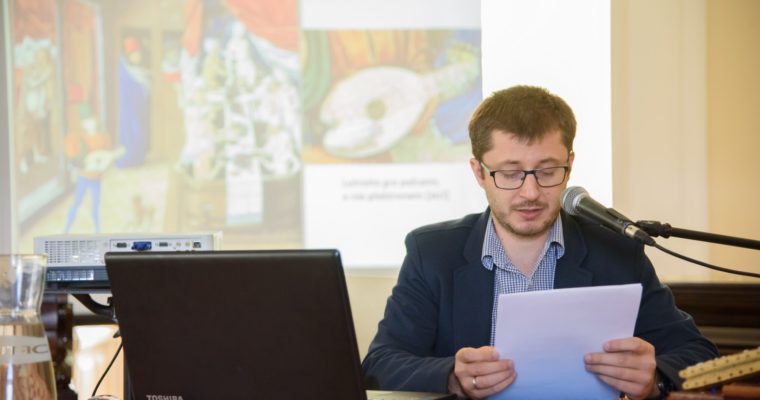 Lutnia, mandora, galichon… Kierunki i perspektywy badań nad klasyfikacją chordofonów szarpanych – Dr Grzegorz Joachimiak