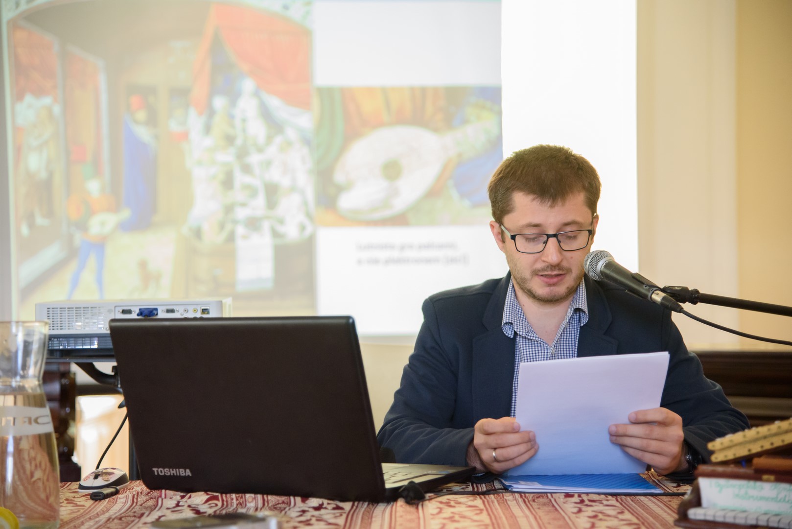 Lutnia, mandora, galichon… Kierunki i perspektywy badań nad klasyfikacją chordofonów szarpanych – Dr Grzegorz Joachimiak