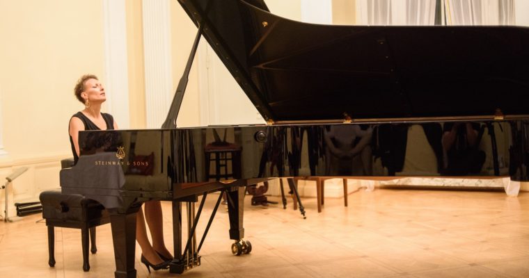 Justyna Jażdżyk na współczesnym fortepianie Steinwaya D-274