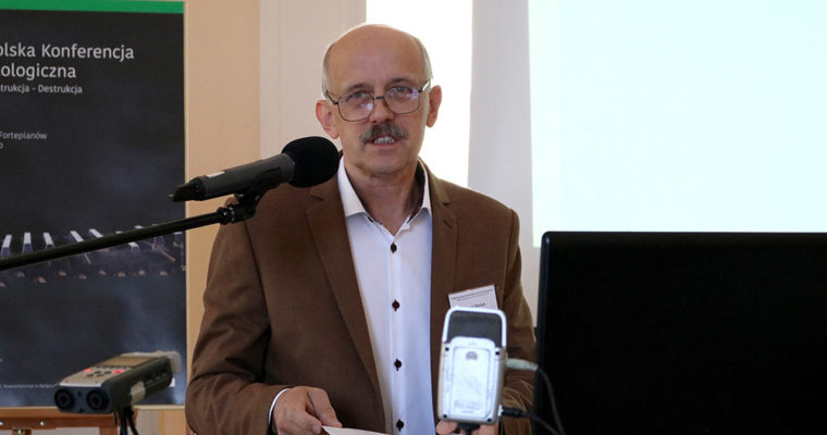 Fizyka drgań strun i wpływ budowy fortepianu na powszechną akceptację stroju równomiernie temperowanego – Janusz Starzyk