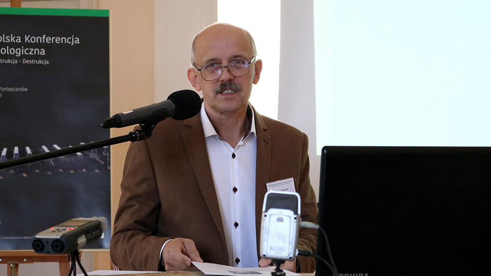 Fizyka drgań strun i wpływ budowy fortepianu na powszechną akceptację stroju równomiernie temperowanego – Janusz Starzyk