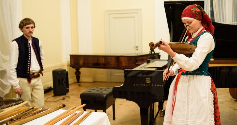 Instrumenty muzyczne w kontekście nauczania muzyki i kultury ludowej Beskidu Żywieckiego w Fundacji Braci Golec – Rafał Bałaś