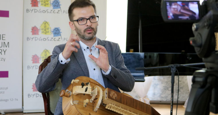 Lira korbowa – instrument „dziadowski” czy nowoczesny? Innowacje w budowie, kierunki rozwoju oraz współczesne wykorzystanie – Stanisław Nogaj